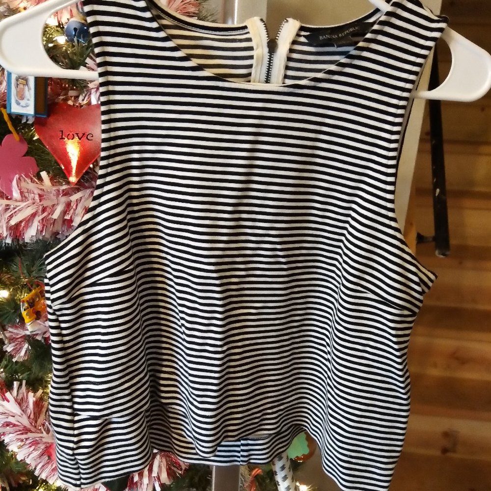 BANANA REPUBLIC BLACK AND WHITE TANK